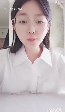 BÉ HỌC SINH NGOAN